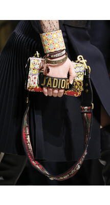 Details Christian Dior , Details Dior Fall 2018 Ready-to-Wear , Детали показа Кристиан Диор , Детали показа Диор осень зима 2018 , Fashion show , неделя моды в Париже , PFW , Мария Грация Кьюри , Mainstyles